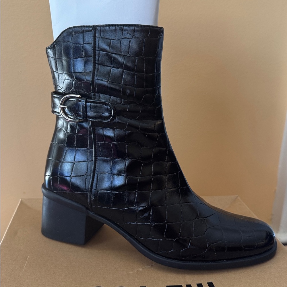Me Too Black Croc Embossed Ankle Boots sz 7 Medium Heels Buckle‎ Seam Drylastics